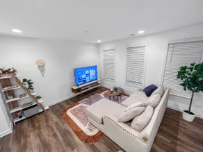 Clean Townhouse Near Uptown + CITY View KING Bed - Image 2
