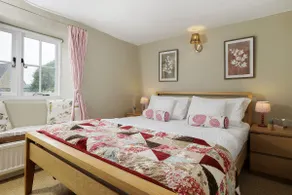 18th century period holiday cottage in the Cotswolds with garden - Lavender Cottage, Bourton - Image 3