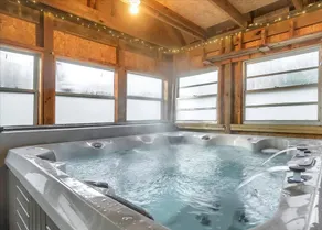 The Gingerbread-Pocono cozy w/hot tub near lakes! - Image 5