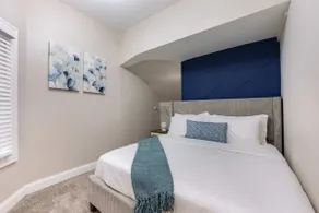 3BR Modern Condo near Wrigley/Dwtn +Free Parking - Image 2