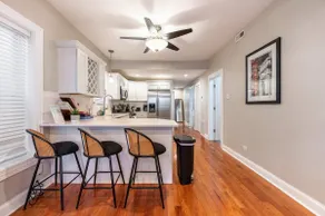 3BR Modern Condo near Wrigley/Dwtn +Free Parking - Image 3