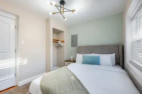 3BR Modern Condo near Wrigley/Dwtn +Free Parking - Image 5