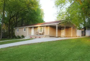 Near the lake, fenced yard, sunny, clean home - Image 3