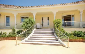Amazing Home in Marbella With Wifi and 4 Bedrooms - Image 3