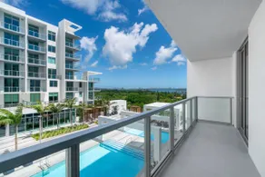 Bay & Pool Views! Urban-Designed 1 Bdrm Condo - Image 2