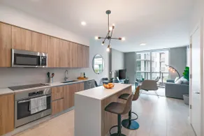 Bay & Pool Views! Urban-Designed 1 Bdrm Condo - Image 4