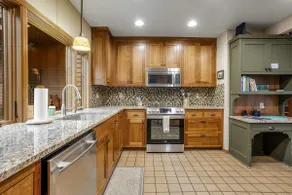 Forested getaway with kitchen, stone fireplace, po - Image 4