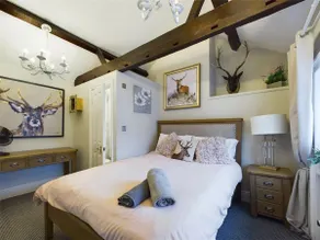 Montague House Town Centre sleeps up to 12 guests - Image 5