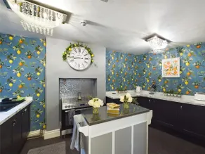 Montague House Town Centre sleeps up to 12 guests - Image 3