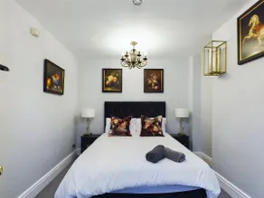 Montague House Town Centre sleeps up to 12 guests - Image 4