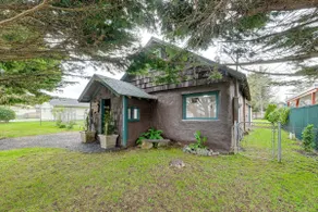Unique Dog-Friendly Log Cabin: Short Walk to Ocean - Image 2