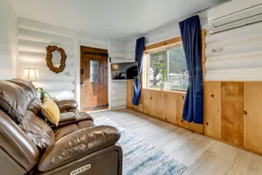 Unique Dog-Friendly Log Cabin: Short Walk to Ocean - Image 4