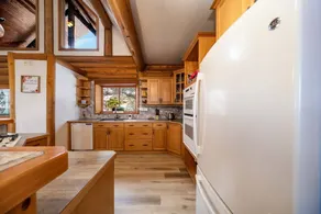 Stunning 5 Bedroom Chalet at Swan Lake - Image 5