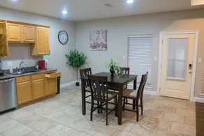 Top Floor · 3BR 2BA · King Beds · Near Shipyard - Image 3