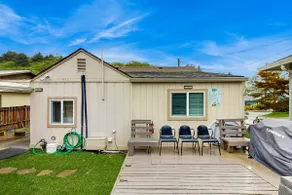 Cozy family beach cottage with hot tub, deck, WiFi - Image 3