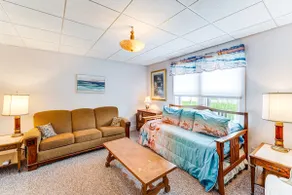 Twin Lakes Cottage: Walk to Elizabeth Lake! - Image 4