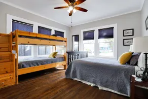 2 king beds, fenced yard, pet friendly historic home in central SA - Image 3