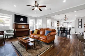 2 king beds, fenced yard, pet friendly historic home in central SA - Image 2
