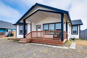 Hot Tub: Modern Ocean Shores Home, 2 Mi to Beach! - Image 3