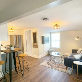 Downtown Modern 2BR step from dining and shopping - Image 5