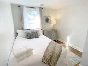 Downtown Modern 2BR step from dining and shopping - Image 3