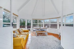 Spacious Coastal Accommodation with Games Room - Image 4
