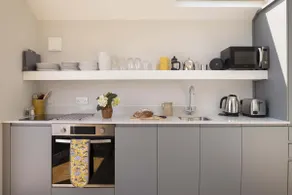 Stylish Boatshed with Sea Views Private Parking - Image 2