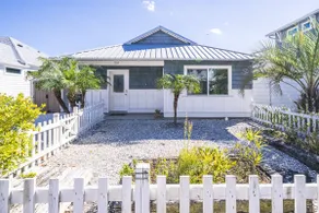 The Coconut Cottage. Hot Tub. Walk To Beach - Image 2