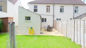 Bassett House with 3 bedrooms, fast Wi-Fi and off road parking - Image 2