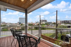 Enjoy DT Newly Renovated & Patio + Free Swim Club - Image 2