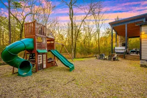 Stay & Unwind | 2 Kings, Playset, Arcade, Hot Tub - Image 3