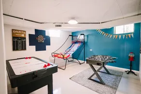 Large 4 BR, Game Room, *Midweek stay discounts* - Image 2