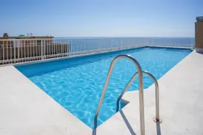 Appartement entièrement équipé avec piscine, terrasse et internet haut débit | Vue mer | Plage à proximité | Adapté au travail à distance - Image 2