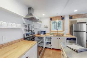Modern 3BR | Balcony | W/D - Image 4