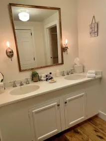 Luxury King Cottage, 2 twin beds in loft, fireplace, private entrance - Image 5