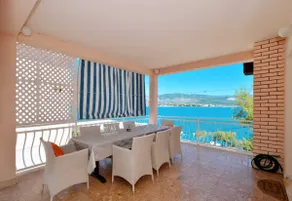 D large apt with big terrace next to the beach - Image 2