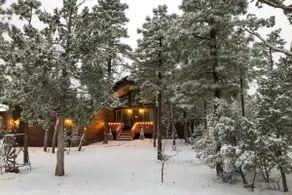 Hot Tub & Ponderosa Views! Luxe Cabin in Lakeside - Image 2