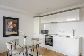 Stylish Parkway Apartment in Chelmsford - Image 5