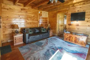 Bear Lair: Luxe cabin, private lake, caves, trails, fast WiFi @ Bear Track Lake - Image 2