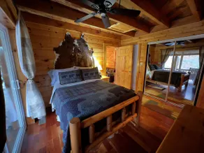 Bear Lair: Luxe cabin, private lake, caves, trails, fast WiFi @ Bear Track Lake - Image 3