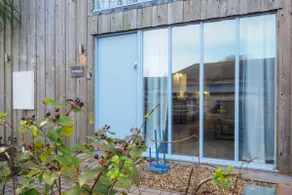 Stylish 1 bed property with shared pool/hot tub nr Falmouth/Helford River - Image 4
