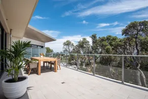 Beachfront Apartment with lots of Wow - Image 4