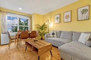 Charming 2b1.5b Townhome in U District - Image 4