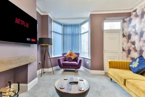Luxury Spacious Pad with Games Room - Image 5