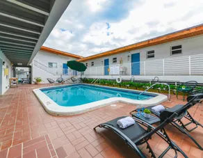 Outstanding Unit W/ Parking& Pool across the beach - Image 3