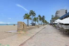 Outstanding Unit W/ Parking& Pool across the beach - Image 4