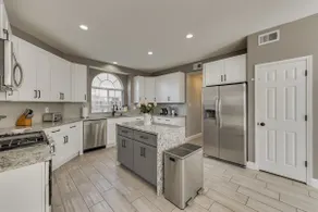 Luxury spacious Two Story 5 Bedroom Home with Gym, Jacuzzi, Nearby Lake Ideal for Large Groups or Fa - Image 4