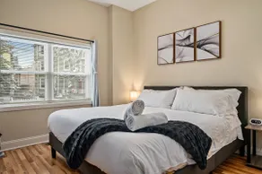 Upscale Double King Bed Suite ~ Steps from Walnut! - Image 2