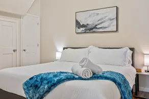 Upscale Double King Bed Suite ~ Steps from Walnut! - Image 3