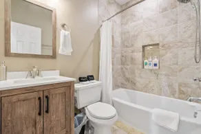 Queen Bed Suite|Heart of Shadyside|Walkable &Quiet - Image 4